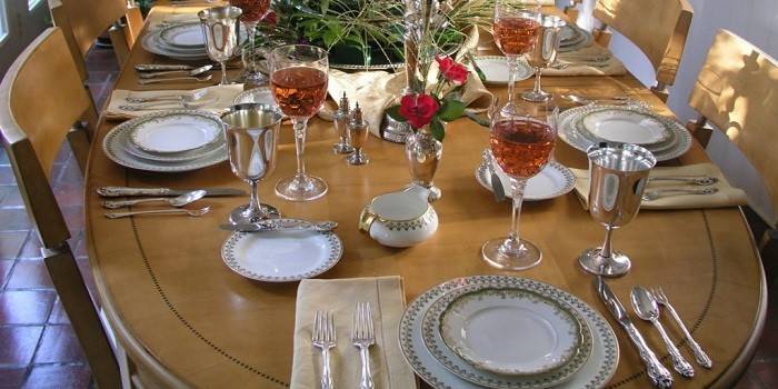Mesa servida para una comida festiva