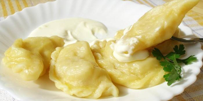 Bolinhos prontos com batatas em um prato