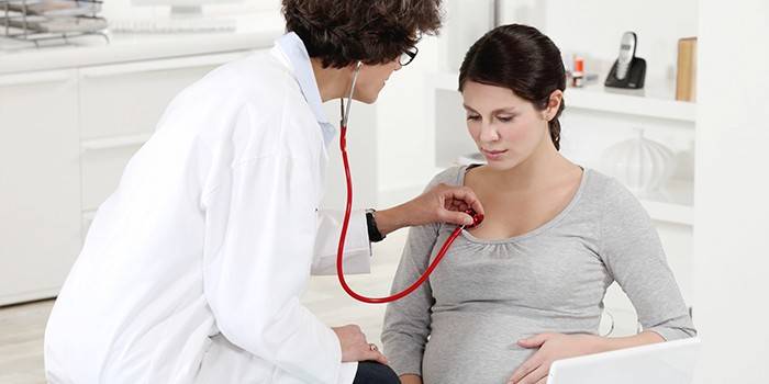 Menina grávida na consulta do médico
