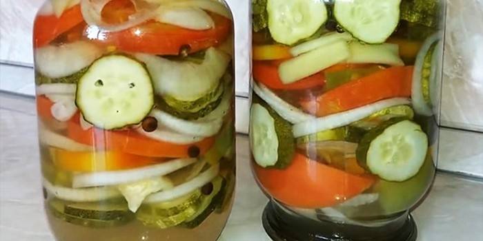 Salada de pepino e tomate para o inverno