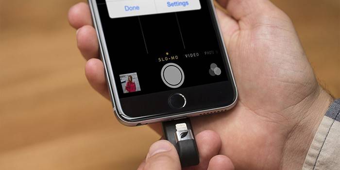 Mężczyzna łączy kartę z iPhonem