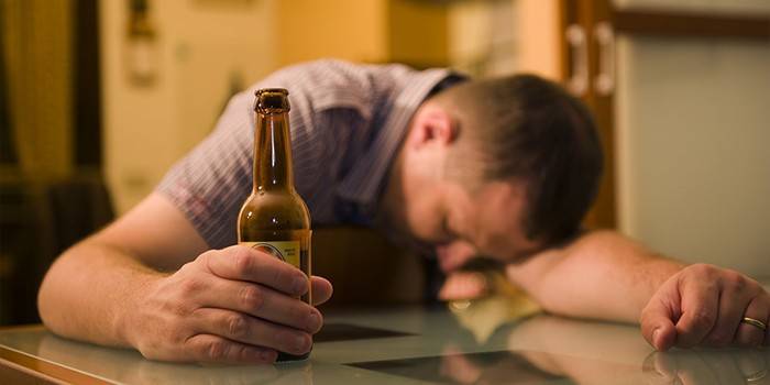Homem, com, um, garrafa cerveja