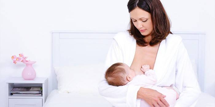 Mama karmi piersią swoje dziecko