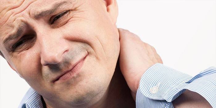 Homem, segurando, seu, pescoço