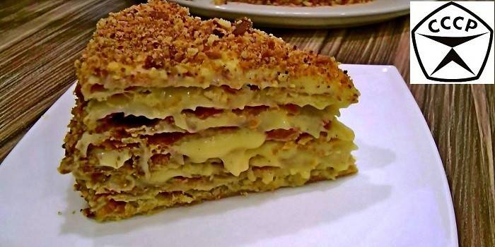 Fatia de bolo de Napoleão com nozes em uma placa