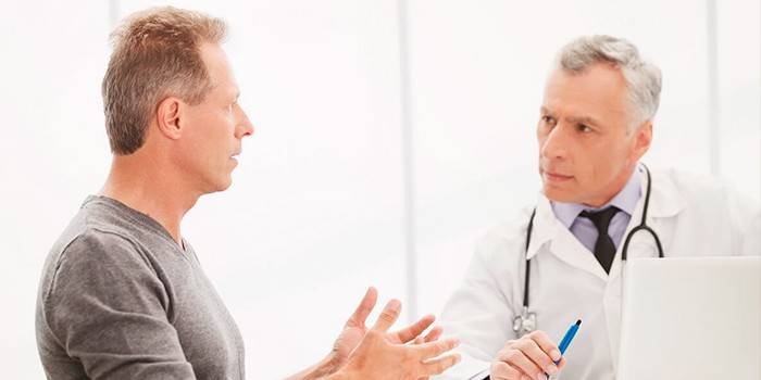 Homem na consulta do médico