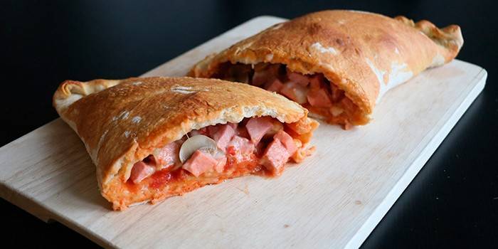 Przekrój zamkniętej pizzy