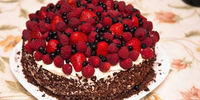 Bolo coberto com frutas