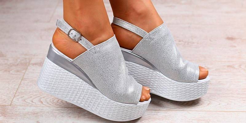 Sandalias con cuña grises