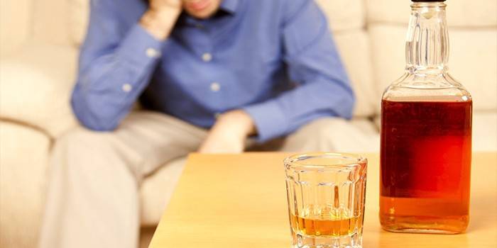 Człowiek i butelka alkoholu