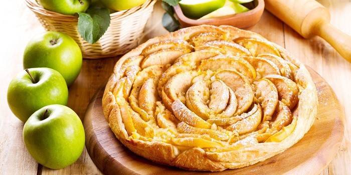 Torta de massa folhada com maçãs