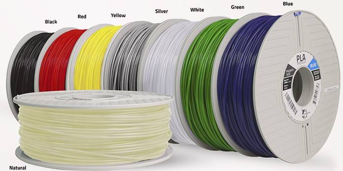 Cewki z wielokolorowym plastikiem