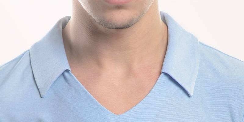 T-shirt com decote em v