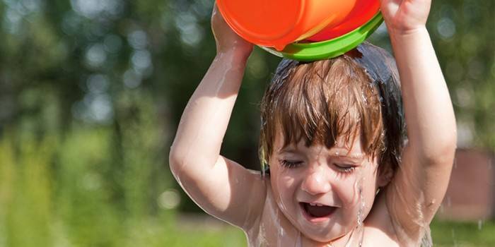 El niño se moja con agua