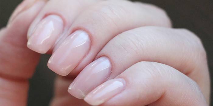 Reforçando as unhas naturais com gel