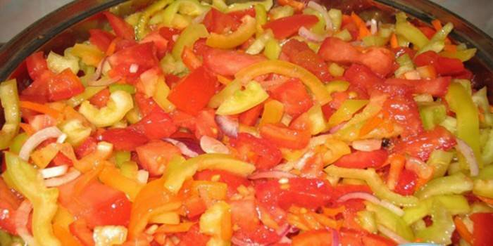 Salada de tomate e pimenta para o inverno