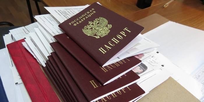 Uma pilha de novos passaportes