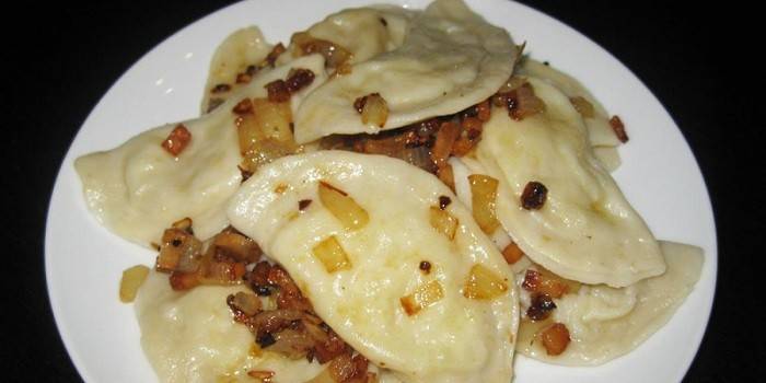 Bolinhos de massa recheados com batatas com cebola frita