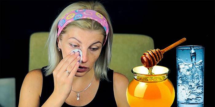 Dievča si utrie tvár vatovým tampónom