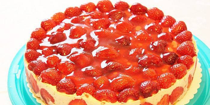 Bolo com creme de queijo, geléia e frutas.