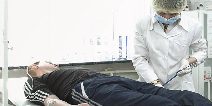 Medic e paciente em uma enfermaria de hospital