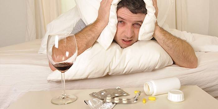 Um homem está doente de manhã depois do álcool