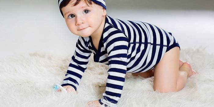 Bebê em um corpo e chapéu de lã Merino Merini