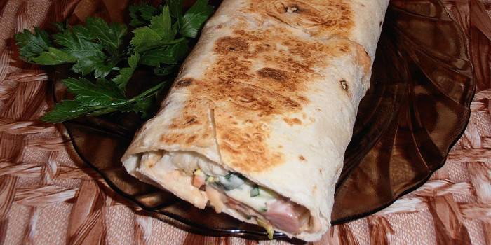 Domowej roboty shawarma z kiełbasą na talerzu