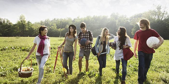 Los jóvenes caminan por el campo