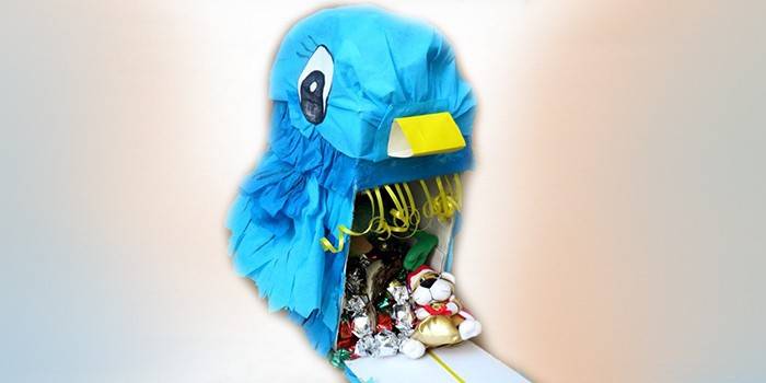 Pinata ze słodyczami i słodyczami w środku.
