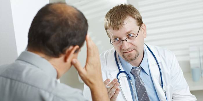 Homem na consulta do médico