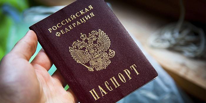 Paszport rosyjskiego obywatela w ręku