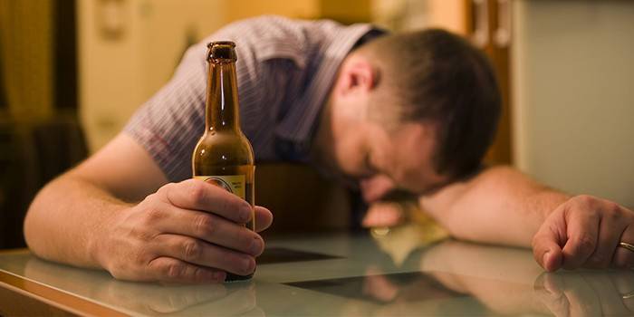 Homem bêbado com uma garrafa de cerveja