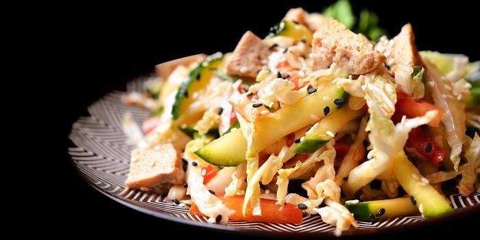 Ensalada de vegetales con queso de soya