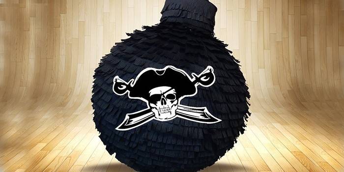 Pinata Cannonball z symbolem piratów