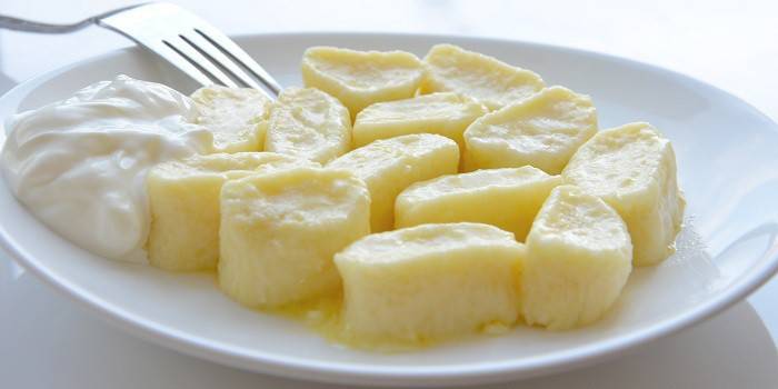 Pripravené lenivé knedle na tanieri