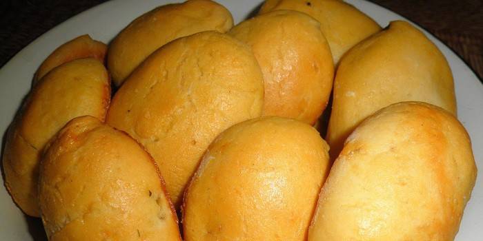 Empanadas de harina de maíz preparadas en un plato