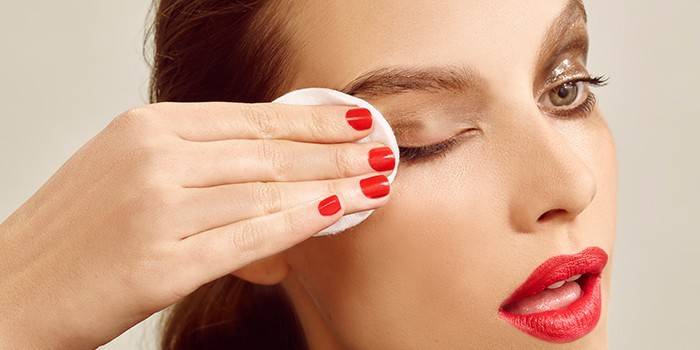 Mujer se quita el maquillaje