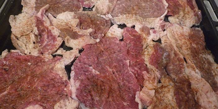 Lengua de cerdo en una bandeja para hornear