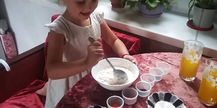 A garota amassa a mistura