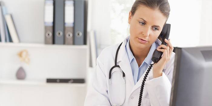 Chica en la recepción del centro médico.