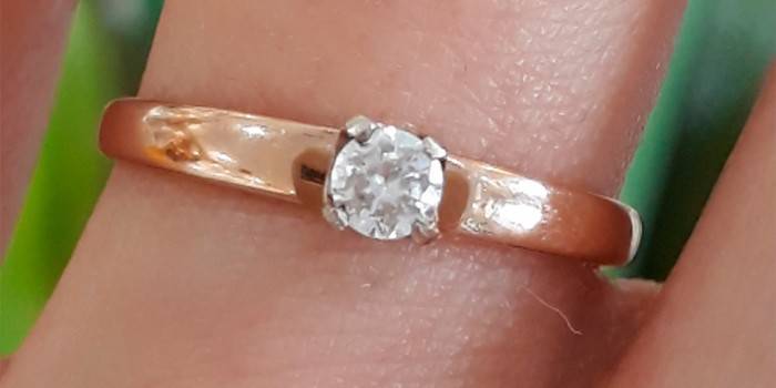 Anillo de oro con piedra
