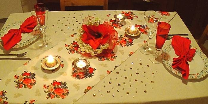 Mesa puesta para una cena romántica