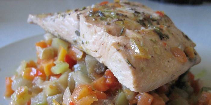 Salmão rosa com legumes no vapor
