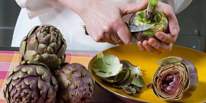 Cook processa alcachofras
