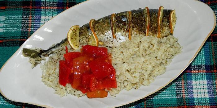 Cavala com arroz e legumes