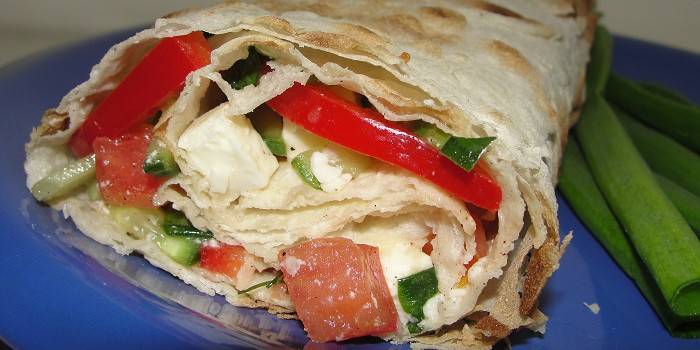 Shawarma faszerowana pomidorem, ogórkiem i serem