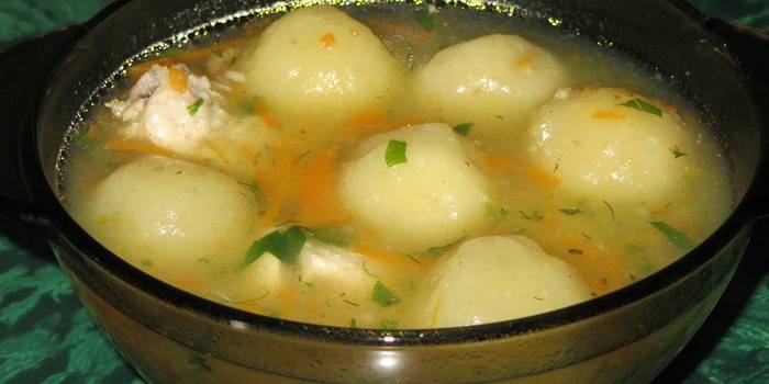 Sopa de albóndigas de patata