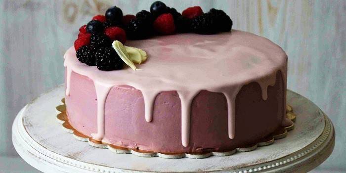 Bolo com cobertura de chocolate branco e bagas