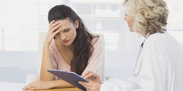 Mulher na consulta do médico